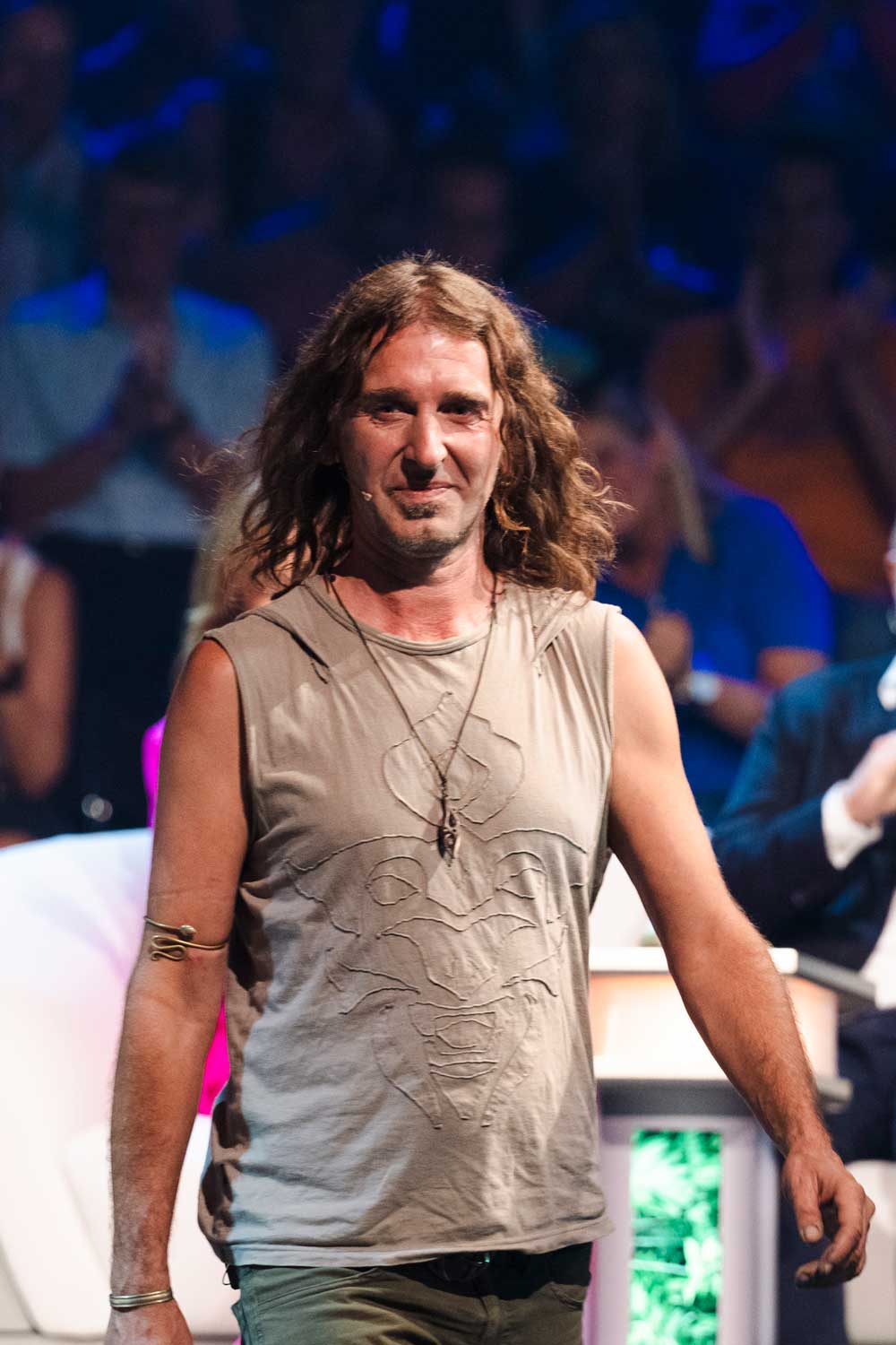 Johannes Stötter in der WDR Show geht auf die Bühne. Im Hintergrund befindet sich TV-Publikum.