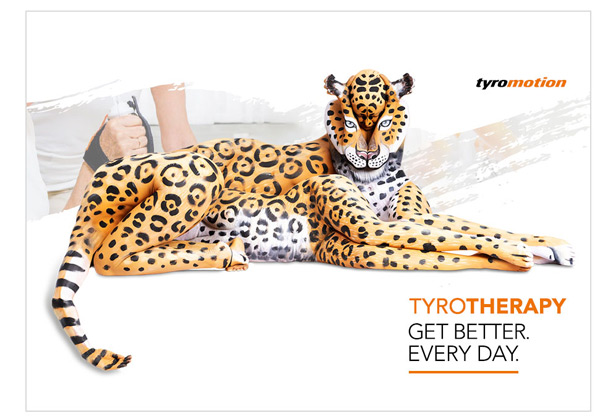 Werbung für Tyromotion: Eine liegende Person, vollständig bemalt als realistischer Leopard, kombiniert mit dem Slogan „TYROTHERAPY – Get better. Every day.“