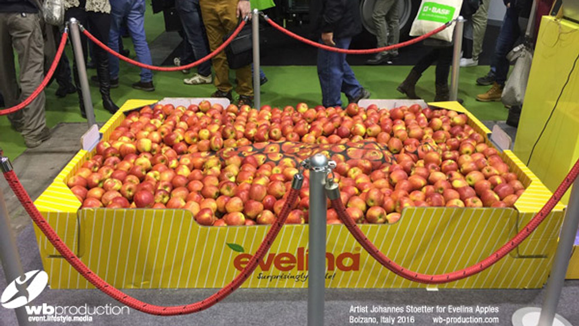 Bodypainting-Illusion von Künstler Johannes Stötter für Evelina Apples auf einer Messe in Bozen, Italien 2016.