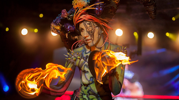 Hinter den Kulissen einer Bodypainting-Kreation: Ein Künstler trägt sorgfältig Details auf, um das fantasievolle Design zum Leben zu erwecken.