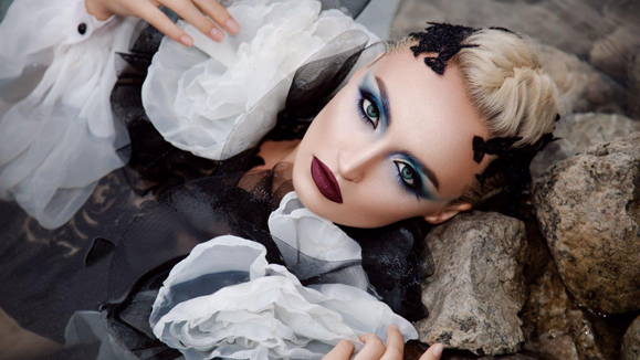 High-Fashion-Make-up und Bodypainting verschmelzen zu einem surrealen und künstlerischen Beauty-Portrait.